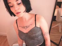 Hi! I’m someone who loves light, warmth, and genuine conversations. I adore the feeling of freedom, beautiful aesthetics, and those moments when you can just be yourself. I enjoy experimenting with looks, creating moods, and sharing energy through the frame.