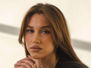 camgirl playing with vibrator AmelinaBrauberg