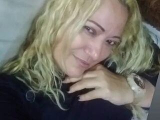 girl showing pussy ClauWhite