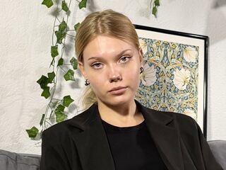 sexy webcam girl DonellaAndra