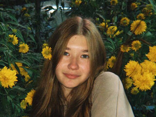 hot cam girl fingering shaved pussy GemaWiddows