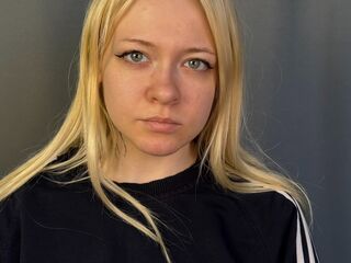 naughty cam girl fingering pussy HerthaWiggen