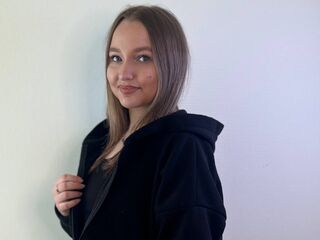hot cam girl fingering shaved pussy HortenciaAldi
