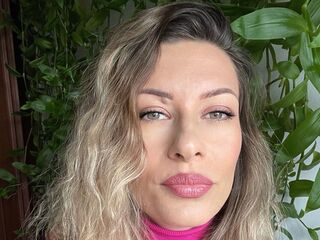 cam girl masturbating with vibrator LariGray