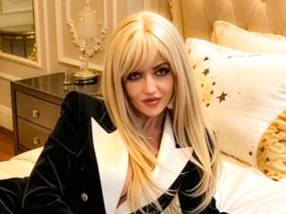 cam girl playing with vibrator LexieSellene