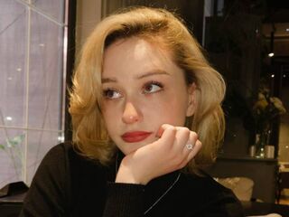 cam girl playing with vibrator LilithYongi