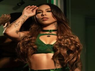 camwhore masturbating with vibrator LilyHarpers