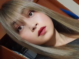 naked camgirl fingering pussy MercellaMorelli