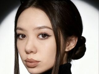cam girl playing with dildo NeomiMesker