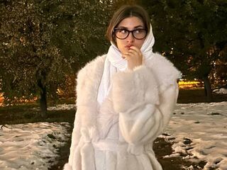 naked camgirl fingering pussy YukoHazer